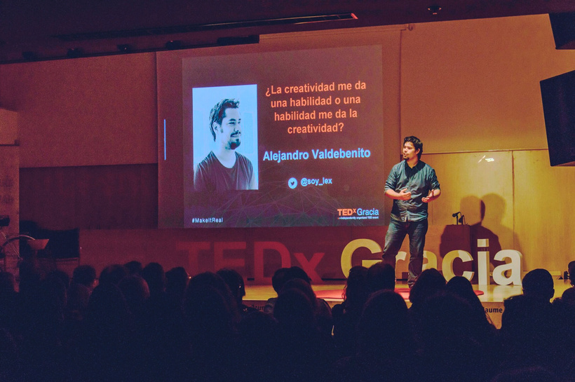 Alejandro Valdebenito hablando sobre creatividad en TEDxGràcia, Barcelona